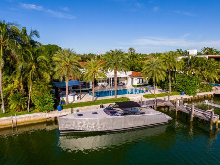 Téléchargez les photos : Miami Beach, Floride, États-Unis - 6 octobre 2023 : Photo aérienne d'un hôtel particulier de luxe en bord de mer sur Allison Island Miami Beach Floride - en image libre de droit