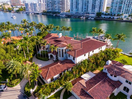 Foto de Miami Beach, FL, Estados Unidos - 6 de octubre de 2023: Foto aérea de un dron de lujo en una mansión frente al mar en Allison Island Miami Beach Florida - Imagen libre de derechos