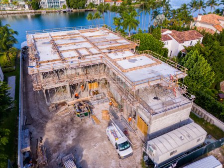 Foto de Miami Beach, FL, Estados Unidos - 6 de octubre de 2023: Foto aérea de un dron de lujo en una mansión frente al mar en construcción en Allison Island Miami Beach Florida - Imagen libre de derechos