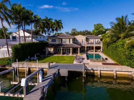 Foto de Miami Beach, FL, Estados Unidos - 6 de octubre de 2023: Foto aérea de un dron de lujo en una mansión frente al mar en Allison Island Miami Beach Florida - Imagen libre de derechos