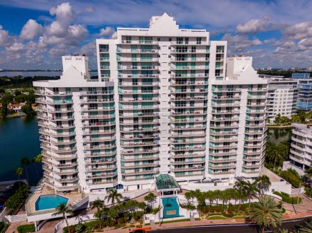 Foto de Miami Beach, FL, Estados Unidos - 6 de octubre de 2023: Foto de dron aéreo The Grandview Condominiums Miami BEach - Imagen libre de derechos