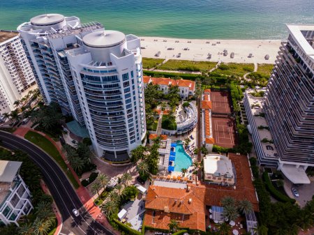 Téléchargez les photos : Miami Beach, Floride, États-Unis - 6 octobre 2023 : Photo aérienne de drone The Bath Club Miami Beach - en image libre de droit