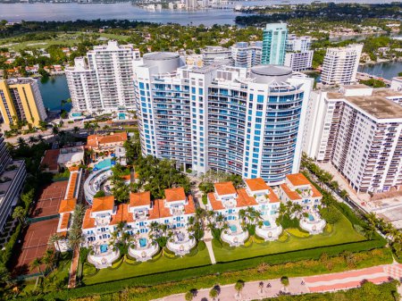 Téléchargez les photos : Miami Beach, Floride, États-Unis - 6 octobre 2023 : Photo aérienne de drone The Bath Club Miami Beach - en image libre de droit