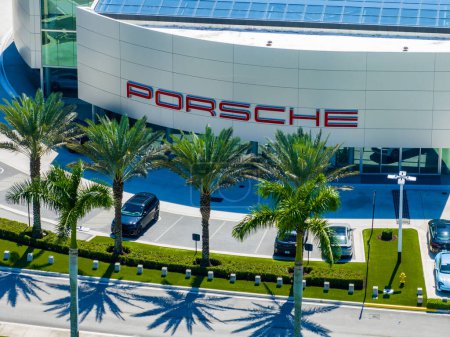 Foto de Davie, FL, Estados Unidos - 15 de octubre de 2023: Foto de avión no tripulado Porsche West Broward un concesionario de automóviles de lujo - Imagen libre de derechos