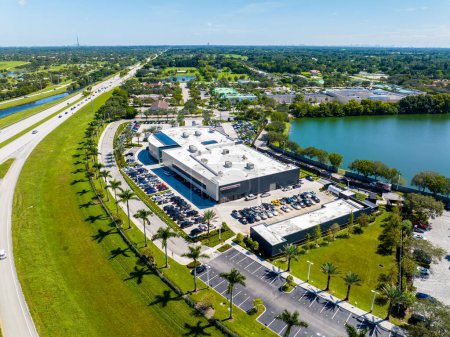 Téléchargez les photos : Davie, FL, États-Unis - 15 octobre 2023 : Photo aérienne de drone Porsche West Broward un concessionnaire automobile de luxe - en image libre de droit