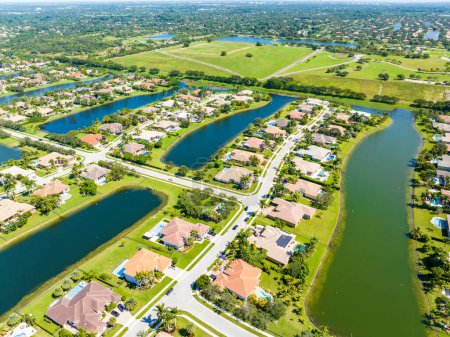 Foto de Foto aérea casas de lujo en Davie Florida barrio de piedra del río - Imagen libre de derechos
