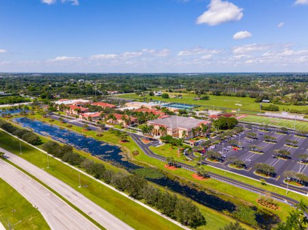 Téléchargez les photos : Pembroke Pines, Floride, États-Unis - Octobre 15, 2023 : Visite photo de drone aérien de Pines Charter School Pembroke Pines Floride - en image libre de droit