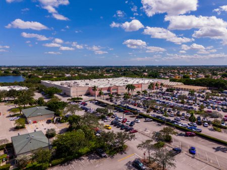 Téléchargez les photos : Pembroke Pines, Floride, États-Unis - 15 octobre 2023 : Photo aérienne de drone Walmart Supercenter Pembroke Pines Silver Lakes - en image libre de droit