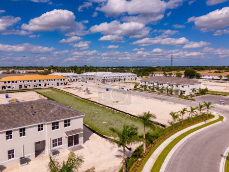 Téléchargez les photos : Photo aérienne nouvelle communauté de logement en construction à Pembroke Pines en Floride - en image libre de droit