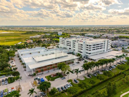 Téléchargez les photos : Pembroke Pines, Floride, États-Unis - 15 octobre 2023 : Photo aérienne Lauderdale BMW de Pembroke Pines - en image libre de droit