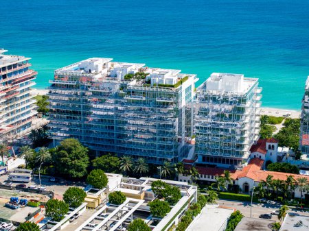 Foto de Miami Beach, FL, Estados Unidos - 17 de octubre de 2023: Foto de avión no tripulado aéreo The Surf Club Four Seasons Private Residences Surfside Miami - Imagen libre de derechos