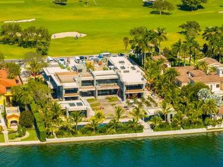 Foto de Miami Beach, FL, Estados Unidos - 17 de octubre de 2023: Foto del dron Aeiral Tom Brady mansión en construcción en Miami Beach - Imagen libre de derechos