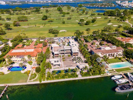 Foto de Miami Beach, FL, Estados Unidos - 17 de octubre de 2023: Foto aérea de un dron de la mansión Tom Brady en construcción Indian Creek Island Miami Beach - Imagen libre de derechos