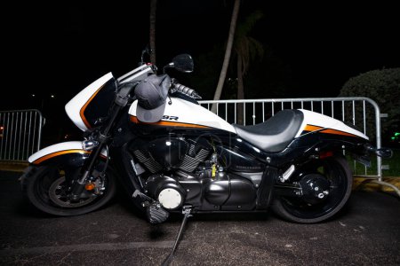 Foto de Fort Lauderdale, FL, Estados Unidos - 18 de octubre de 2023: Foto flash nocturna de una motocicleta Suzuki Boulevard - Imagen libre de derechos
