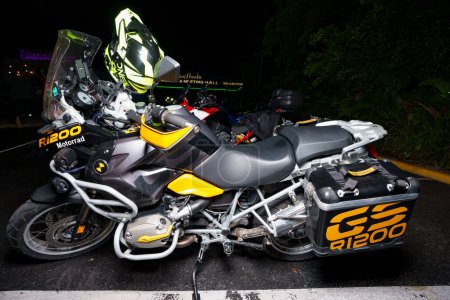 Foto de Fort Lauderdale, FL, Estados Unidos - 18 de octubre de 2023: Foto flash nocturna de una motocicleta BMW r1200 GS con maletas laterales - Imagen libre de derechos