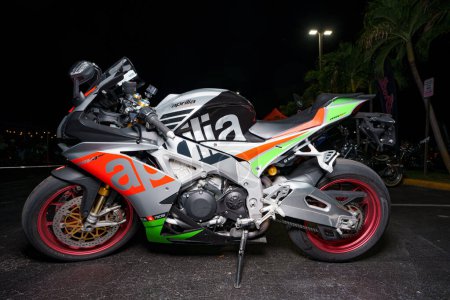 Foto de Fort Lauderdale, FL, Estados Unidos - 18 de octubre de 2023: Foto flash nocturna de una motocicleta de carreras italiana Aprilia - Imagen libre de derechos
