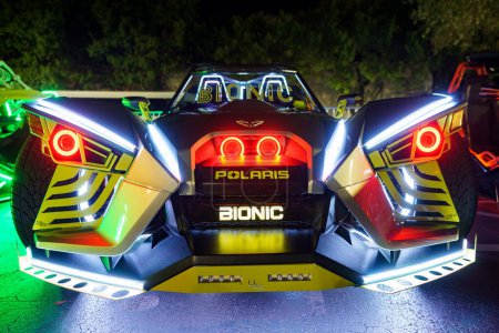 Téléchargez les photos : Fort Lauderdale, FL, États-Unis - 18 octobre 2023 : Photo éclair de nuit d'un véhicule récréatif à fronde la nuit avec des néons - en image libre de droit