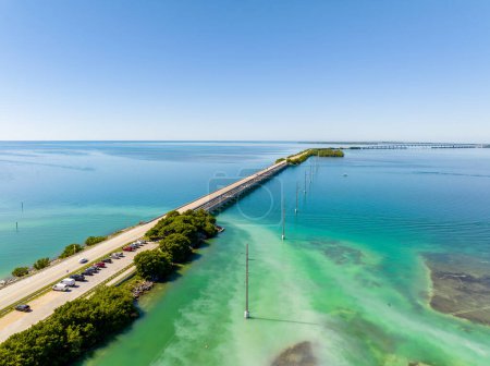 Foto de Estacionamiento de fotos aéreas cerca del puente de pesca Florida Keys - Imagen libre de derechos