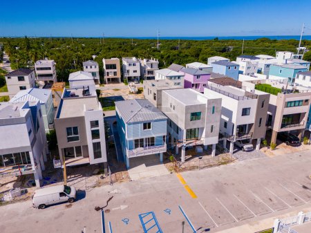 Téléchargez les photos : Photo aérienne maisons modernes dans les Keys en Floride États-Unis - en image libre de droit