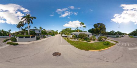 Téléchargez les photos : Key West 360 équirectangulaire photo de stock quartier résidentiel - en image libre de droit