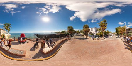 Téléchargez les photos : Key West, FL, États-Unis - 21 octobre 2023 : Point le plus au sud de la zone continentale des États-Unis - en image libre de droit