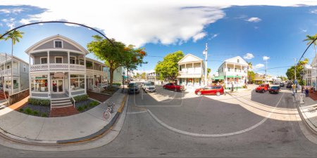 Foto de Key West, FL, EE.UU. - 21 de octubre de 2023: Tiendas en Duval Street Key West 360 equirectangular stock photo - Imagen libre de derechos