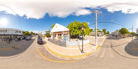 Téléchargez les photos : Key West, FL, États-Unis - octobre 21, 2023 : Duval Street main road Key West 360 équirectangulaire photo de stock - en image libre de droit