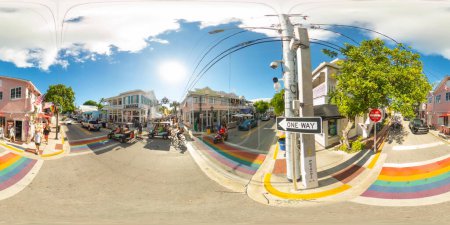 Téléchargez les photos : Key West, FL, États-Unis - octobre 21, 2023 : Crosswalk route arc-en-ciel Key West 360 équirectangulaire photo de stock - en image libre de droit