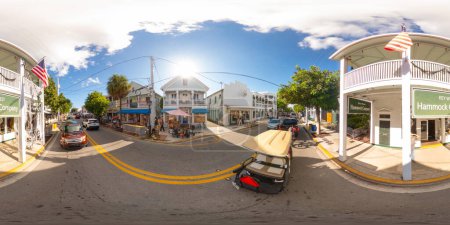 Téléchargez les photos : Key West, FL, USA - octobre 21, 2023 : Hammock Company Duval Street Key West 360 équirectangulaire photo de stock - en image libre de droit
