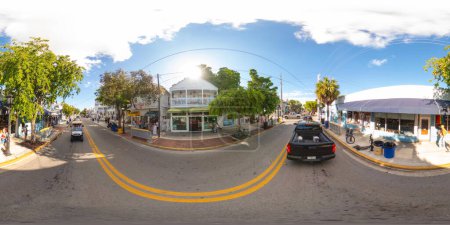 Téléchargez les photos : Key West, FL, États-Unis - 21 octobre 2023 : Conduire à travers Duval Street Key West 360 équirectangulaire photo de stock - en image libre de droit