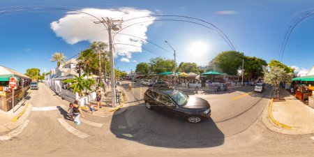 Téléchargez les photos : Key West, FL, États-Unis - octobre 21, 2023 : Rassemblement de foules pour Fantasy Fest Key West 360 photo de stock équirectangulaire - en image libre de droit