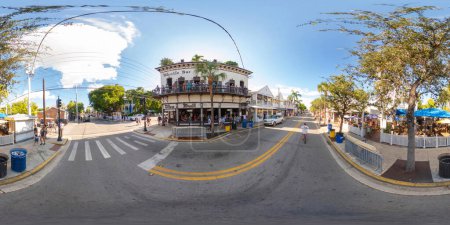 Téléchargez les photos : Key West, FL, États-Unis - octobre 21, 2023 : Whistle Bar et le pub Bull Key West 360 photo de stock équirectangulaire - en image libre de droit
