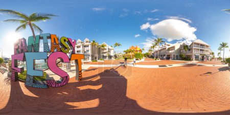 Foto de Key West, FL, Estados Unidos - 21 de octubre de 2023: Signo colorido del festival de fantasía Key West 360 equirectangular stock photo - Imagen libre de derechos