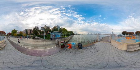 Téléchargez les photos : New York, NY, USA - 27 Octobre 2023 : New York Pier 51 tourné avec caméra 360 VR équirectangulaire - en image libre de droit