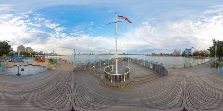 Téléchargez les photos : New York, NY, USA - 27 octobre 2023 : 360 photo équirectangulaire Quai 51 au Hudson River Park - en image libre de droit