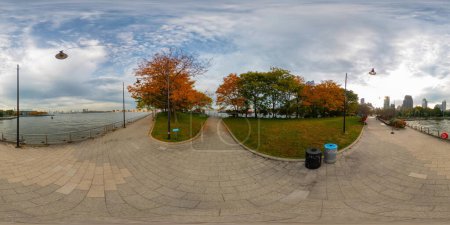 Téléchargez les photos : New York, NY, USA - 27 octobre 2023 : Quai 64 au Hudson River Park. 360 VR photo équirectangulaire - en image libre de droit