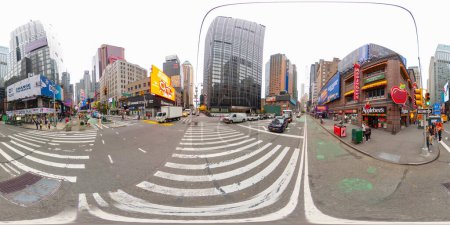 Foto de Nueva York, NY, Estados Unidos - 27 de octubre de 2023: Calles llenas de gente de Nueva York se acercan a Times Square. 360 VR foto equirectangular - Imagen libre de derechos
