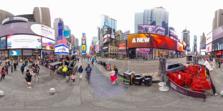 Téléchargez les photos : New York, NY, USA - 27 octobre 2023 : Photo de stock New York Times Square vers 2023. 360 VR photo équirectangulaire - en image libre de droit
