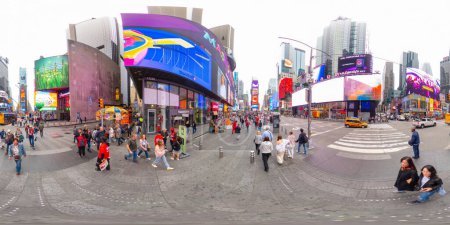 Foto de Nueva York, NY, EE.UU. - 27 de octubre de 2023: Los turistas disfrutan de las tiendas en Times Square. 360 VR foto equirectangular - Imagen libre de derechos