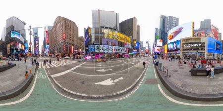Foto de Nueva York, NY, Estados Unidos - 27 de octubre de 2023: Bike lanes by Times Square Nueva York. 360 VR foto equirectangular - Imagen libre de derechos