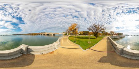 Téléchargez les photos : Vue de la rivière Potomac depuis Rock Circle Trail Washington DC. 360 panorama VR photo équirectangulaire - en image libre de droit