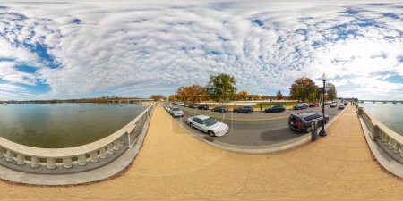 Téléchargez les photos : Washington DC, États-Unis - 28 octobre 2023 : Photo de stock trottoir Washington DC Parkway Drive NW. 360 panorama VR photo équirectangulaire - en image libre de droit