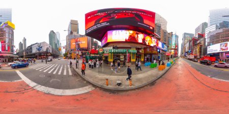 Foto de Nueva York, NY, Estados Unidos - 27 de octubre de 2023: Broadway shows in New York 42nd Street. 360 VR foto equirectangular - Imagen libre de derechos