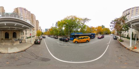 Téléchargez les photos : New York, NY, USA - 27 octobre 2023 : Condominiums de luxe à New York près de Central Park. 360 panorama VR photo équirectangulaire - en image libre de droit
