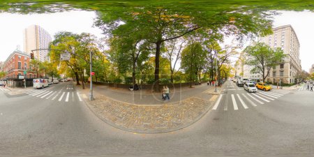 Foto de Nueva York, NY, EE.UU. - 27 de octubre de 2023: Nueva York por Central Park vista de edificios residenciales de mediana altura. 360 panorama VR equirectangular foto - Imagen libre de derechos
