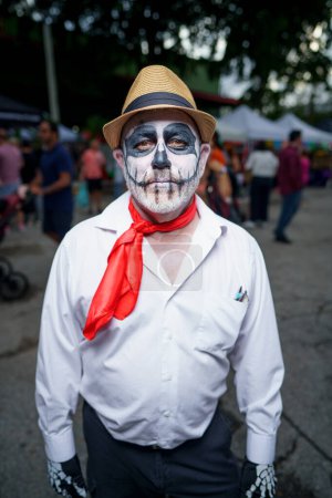 Foto de Fort Lauderdale, FL, Estados Unidos - 4 de noviembre de 2023: Hombre con pintura facial para la celebración del Día de los Muertos - Imagen libre de derechos