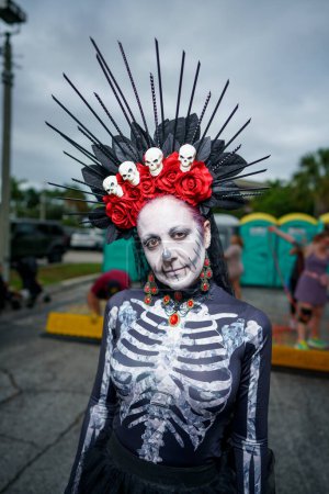 Foto de Fort Lauderdale, FL, Estados Unidos - 4 de noviembre de 2023: Mujer con pintura facial vestida para el Día de los Muertos Celebración y festival en Fort Lauderdale Florida - Imagen libre de derechos