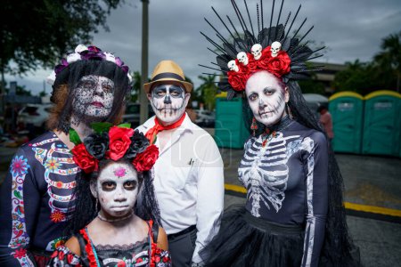 Téléchargez les photos : Fort Lauderdale, Floride, États-Unis - 4 novembre 2023 : Une famille toute habillée pour la célébration du Jour des morts à Fort Lauderdale en Floride - en image libre de droit