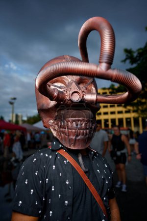 Foto de Fort Lauderdale, FL, Estados Unidos - 4 de noviembre de 2023: Esquelatón con máscara de tubos faciales, tema de terror y miedo - Imagen libre de derechos