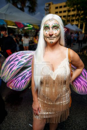 Foto de Fort Lauderdale, FL, Estados Unidos - 4 de noviembre de 2023: Mujer con pintura facial vestida para el Día de los Muertos Celebración y festival en Fort Lauderdale Florida - Imagen libre de derechos